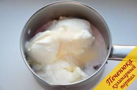 2) Как готовить коктейли молочные в блендере? Добавить к фруктам или ягодам (в данном случае - к вишне) мороженое и охлажденное молоко. Туда же добавить сахар.