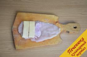 2) Выложить с одной стороны поверх филе сначала тонкий пласт ветчины, а затем сыр.