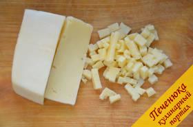 2) Также мелко порезать твердый сыр.