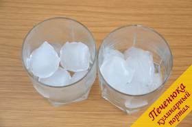 1) В широкий и низкий стакан положить 6-8 кубиков льда.