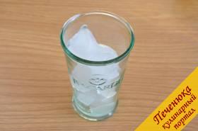 2) Выложить в высокий стакан (хайбол) кубики льда.