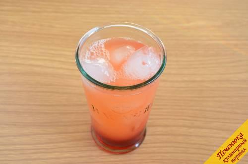 4) Долить в стакан свежевыжатый апельсиновый сок. Так как плотность сиропа выше плотности других компонентов, то он осядет на дно, что придаст коктейлю эффектный внешний вид.