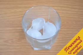 1) На дно низких толстостенных бокалов выложить 4-6 кубиков льда.