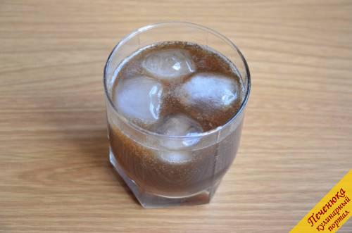 3) Добавить в каждый стакан сок лимона, а затем кока-колу (можно использовать пепси-колу).