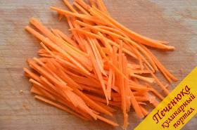 4) Морковь натереть на специальной терке для корейской моркови. Если такой нет, можно просто порезать на тонкие полоски хорошо заточенным ножом – я так и делала.
