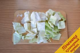 2) Пока маринад остывает, можно нашинковать овощи. У капусты вырезать кочерыжку и порезать ее на квадратики.