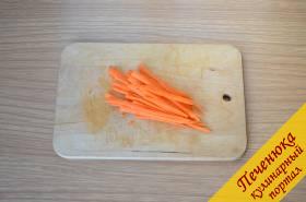 3) Морковь очистить и на тереть на специальной терке для корейской моркови или порезать ножом соломкой.
