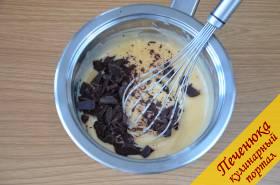 3) Шоколад порубить кусочками и высыпать в еще горячий крем. Размешать венчиком до получения однородной шоколадной массы.