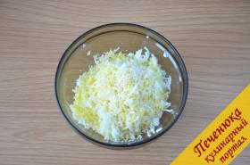 1) Заранее отваренные яйца и плавленый сыр натереть на мелкой терке. Охлажденный сыр будет натирать гораздо легче и удобнее, чем тот, который полежал при комнатной температуре.