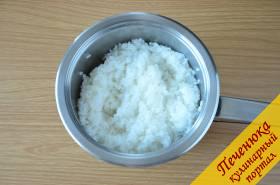 1) Приготовление роллов начинается с риса. Его необходимо очень хорошо промыть под проточной водой, а затем залить холодной водой и довести до кипения, не накрывая крышку. Когда рис начнет кипеть, огонь необходимо уменьшить до минимума и варить рис под крышкой до готовности в течение 10-12 минут.