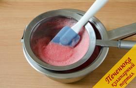 4) Перетереть арбузное пюре через сито, чтобы в готовое мороженое не попали волокна и неперемолотые кусочки.