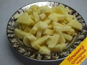 2) Разрезать картофель на небольшие кусочки  и добавить в бульон;