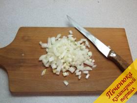 3) Пока варится картофель порезать мелко лук и натереть на средней терке морковь;