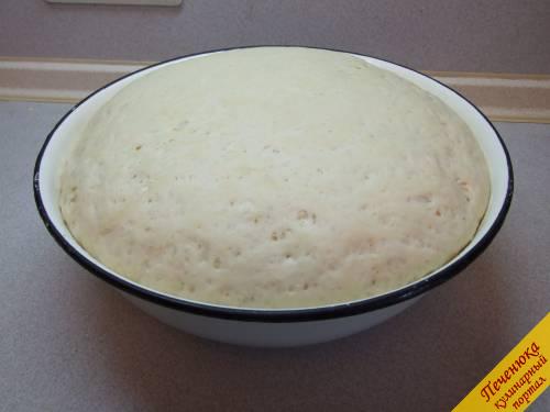 5) Когда тесто увеличится в объеме примерно в три раза, можно приступать к формированию пирожков.
