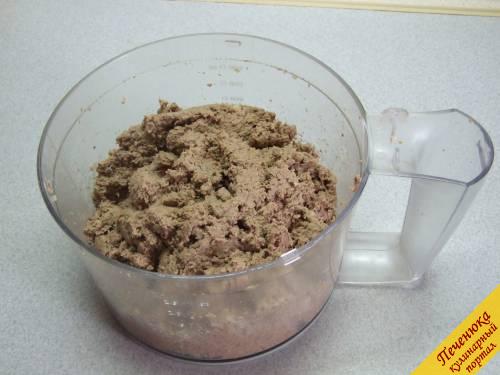6) В получившуюся массу добавить орегано, посолить и поперчить по вкусу. Все тщательно перемешать. Развести паштет бульоном до состояния густой сметаны.