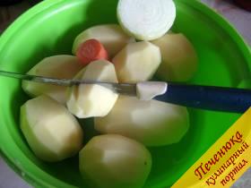 2) Почистить овощи. Картофель порезать кубиками и отправить в кастрюлю к грибам, варить 7 минут.