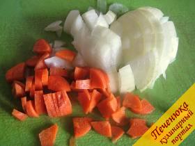 3) Лук и морковь мелко порезать.