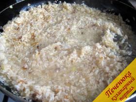 4) Хорошо перемешать содержимое сковороды. Накрыть крышкой и варить, пока рис хорошо не сварится. При необходимости, добавлять бульон небольшими порциями, помешивая.