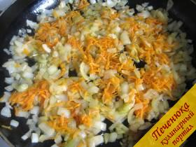 3) Лук почистить, нарезать и выложить в глубокую сковороду с разогретым растительным маслом. Через пару минут туда же отправляем  очень мелко нашинкованную на терке морковь. Помешивая обжарить слегка овощи.