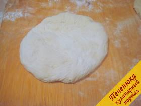 3) Из куска теста сформировать небольшую лепешку, в ее центр выкладываем подготовленную сырную начинку. По объему сырная начинка должна быть чуть меньше, чем кусок теста.