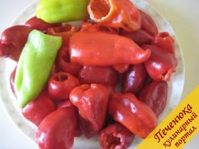 3) Сладкий болгарский перец красного и зеленого цвета промыть, очистить от семян и сначала разрезать пополам.