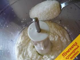 3) Добавляем ложками сахар, желательно это делать в процессе взбивания, засыпая через верх сахарок. 