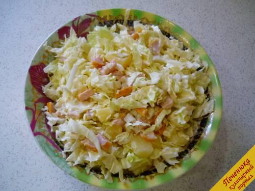 5) Перемешиваем салат и сразу же подаем его к столу.