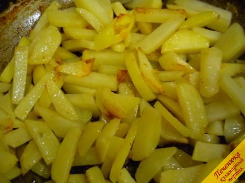 6) Картофель чистим, нарезаем, как для жарки мелко, промываем (крахмал смываем). Обжариваем в растительном масле, но не до полной готовности. Солим и перчим.