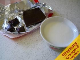 4) Молоко вливаем в небольшую кастрюльку или кружку, добавляем сахара две чайные ложки, 40 гр. черного шоколада и ложку чайную какао-порошка. До кипения доводим, размешиваем, комочков быть не должно.