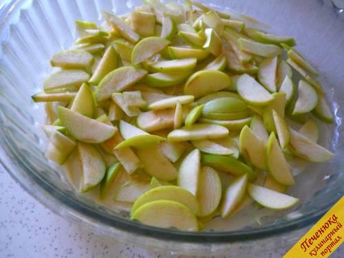 7) Яблочки промытые надо нарезать тонкими дольками, я кожицу не снимала. Распределяем яблочки по всему дну формы.