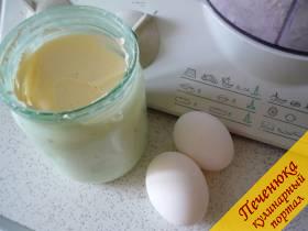 2) Сметану добавляем к творожку и два яйца куриных. Измельчаем до однородной массы. На этом процессе замеса теста для шарлотки вы можете добавить ванильный сахар плюс сады пищевой треть чайной ложечки.