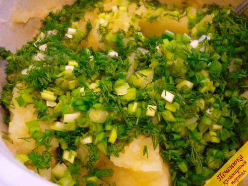 5)  Укроп и лук мелко нарезаем и в пюре картофельное добавляем. Перемешиваем. Аромат свежей зелени сразу же разносится по всей кухне!