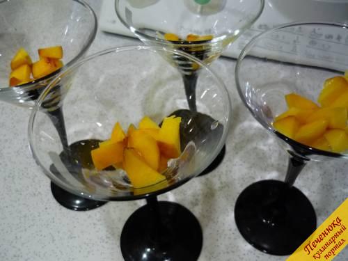 5) Берем любые подходящие креманки или, как у меня, бокалы для Мартини, на дно бокалов укладываем нарезанные персики.