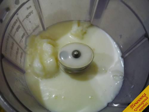 8)  Добавляем молоко (кипяченое, охлажденное). И молока и мороженого важно взять в раной пропорции, то есть на мороженом не экономим (один к одному).