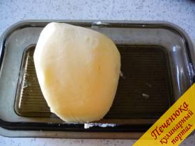 1) Масло сливочное необходимо некоторое время в тепле выдержать, растапливать его не надо. Закладываем масло в емкость комбайна для измельчения.