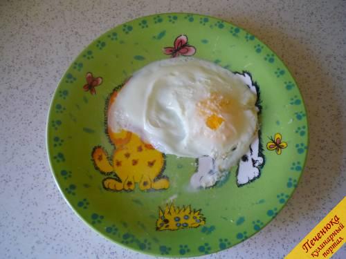3) Ставим тарелку в микроволновку и жарим яичницу две минуты. Я выставляла на 