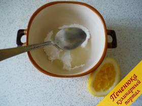 2) Выдавливаем одну столовую ложку лимонного сока и добавляем к пудре. Кстати, лимон можно лаймом заменить, получится ещё ароматнее.