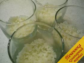 4) Беру четыре бокала и первым слоем выкладываю сваренный, остывший рис. 
