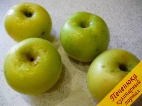 1) Яблоки мою, вытираю насухо. Подбираю такие яблочки, которые плотно стоят, не скатываются на бочок. 