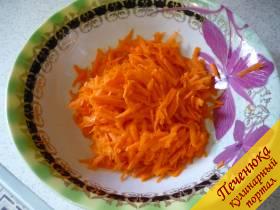 1) Сырую морковку моем, снимаем тонкую стружку. Далее трем на самой крупной терке. Если воспользоваться мелкой теркой, морковка истечет соком и весь салатик превратится в кашицу. 