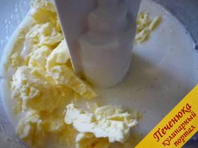 2) В жидкую яичную массу отправляем охлажденное сливочное масло. Взбиваем до однородного состояния. Кстати, масло можно предварительно растопить и остудить (горячим не вливать в яичную массу!). 