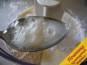 4) Чайную ложечку соды пересыпаем в столовую ложку (для удобства) и заливаем небольшим количеством уксуса. Как только сода перестанет пениться, отправляем ее в тесто и продолжаем замешивать его. Тесто на выходе получается по консистенции, как густая сметанка.  