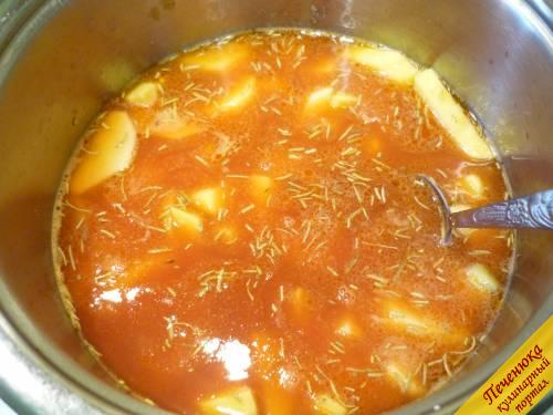 5) Добавила томатную пасту, разведенную в воде. 