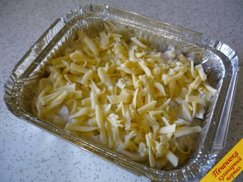 5) Трем на терке крупной твердый сыр, посыпаем сливочно-грибную массу. Сыра в данном случае можно не жалеть.