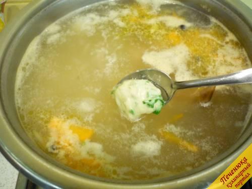 5) Варятся галушки очень быстро, поэтому добавлять их в суп следует уже в самом конце, минут за пять до окончания варки супа. Окунаем чайную ложку в кипящий суп, набираем немного теста и отправляем в суп. Так формируем галушки. Тесто в горячей воде легко отстает от ложки. 