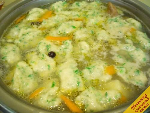 6) Варим куриный суп с зелеными галушками еще пять - семь минут, добавляем зелень и пропущенный через пресс чеснок, выключаем огонь. 