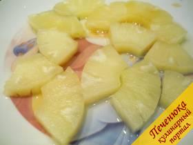 3) Пока мясо пропитывается, открываем консервированные ананасы и нарезаем на четвертинки каждое колечко ананаса. 