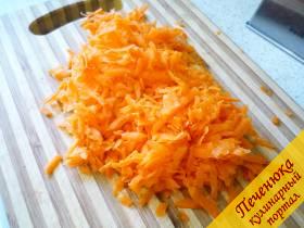 1) В салате используется сырая морковка. Предварительно ее следует очень хорошо промыть, соскоблить или срезать тонко верхний слой. Далее очищенная морковка измельчается на терке - я натираю на самой крупной. 