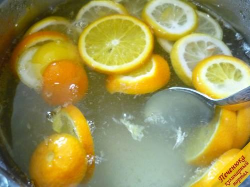 4) Спустя час ложкой немного толчем колечки апельсинов и лимонов, затем вливаем до двух литров свежей газированной (предварительно охлажденной) воды. Перемешиваем. 