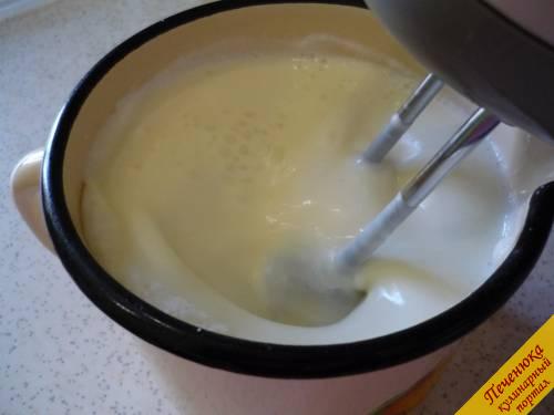 4) На малой скорости еще немного смешиваем/взбиваем лимонное мороженое. 